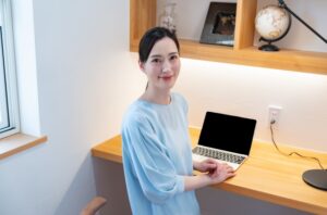 オンラインフリーランスで自由な働き方を実現！人気の職種と始め方を徹底解説